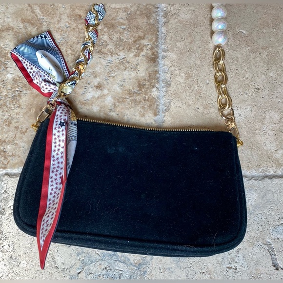 Authentic Gucci Beauty Velvet Bee Cosmetic Shoulder Bag - Picture 3 of 9